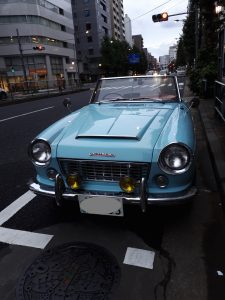 In Japan nur ausnahmsweise erlaubt: Parken am Straßenrand, hier ein blauer Datsun-Oldtimer in Tokio
