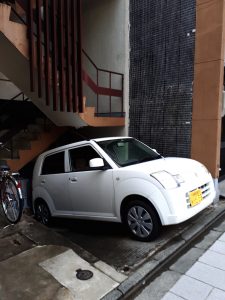 Kleinstwagen in Japan: Kei-Car parkt ordnungsgemäß am Haus