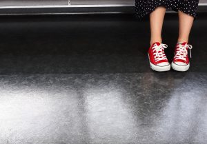 Stylisch: Rote Schuhe eines Mädchens in der Bahn
